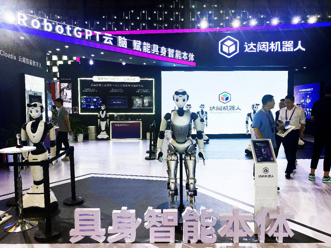 十八金刚”_达闼人形机器人_世界人工智能大会-1