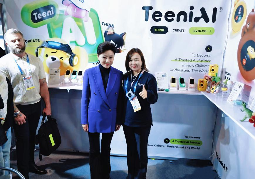 Teeni.AI_随身机器人_Mooni_Pro-1