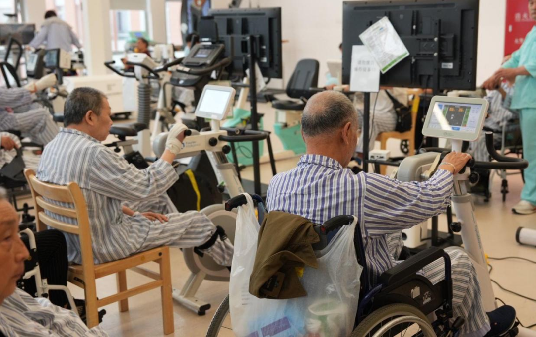 傅利叶_具身智能_康养机器人-1